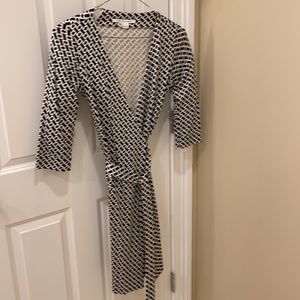 DVF DIANE von FURSTENBERG Julian wrap dress 100% silk. Size 6, Pet/smoke free